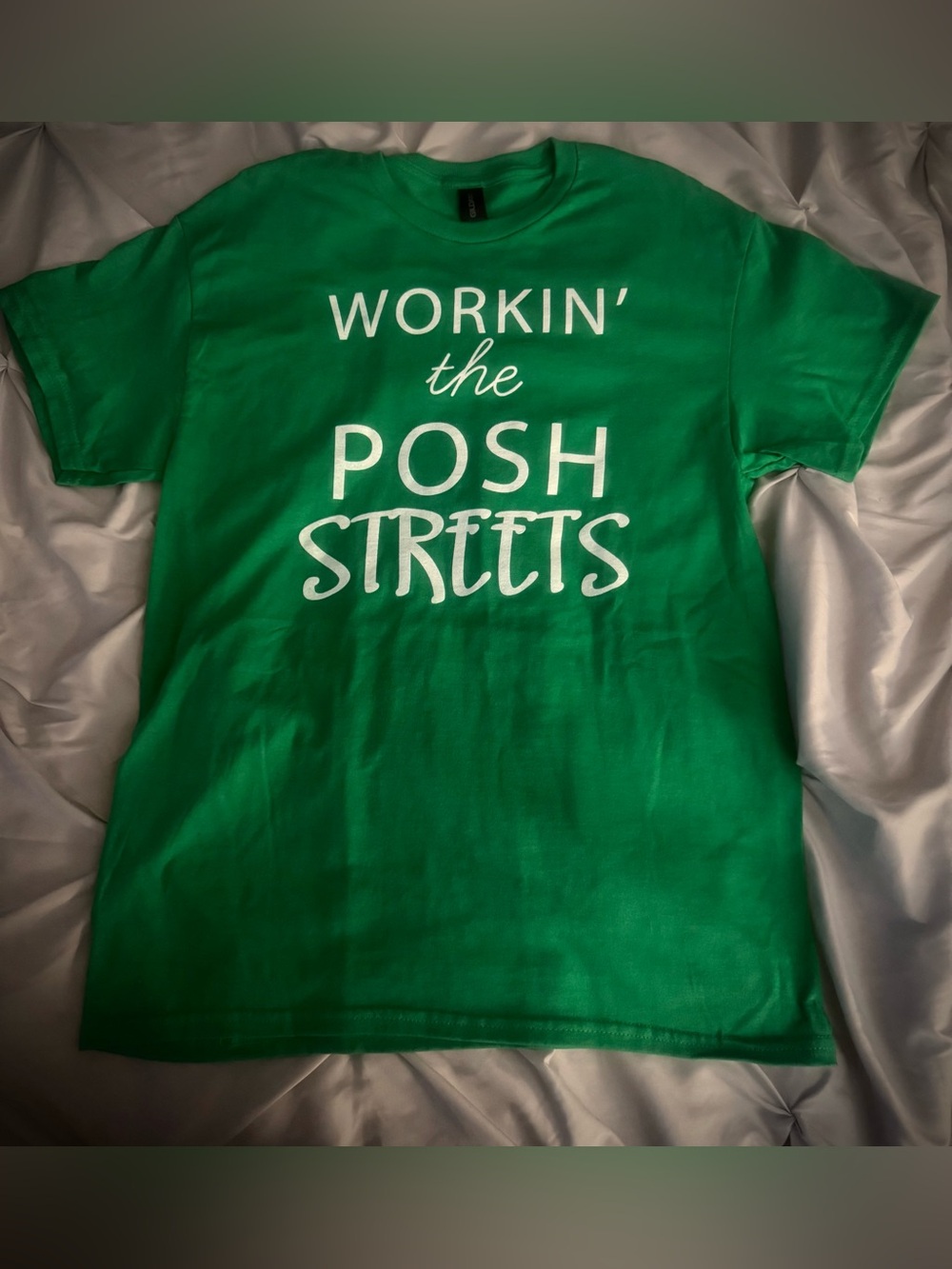 Gildan NWOT “WORKIN' THE POSH STREETS" Graphic Tee